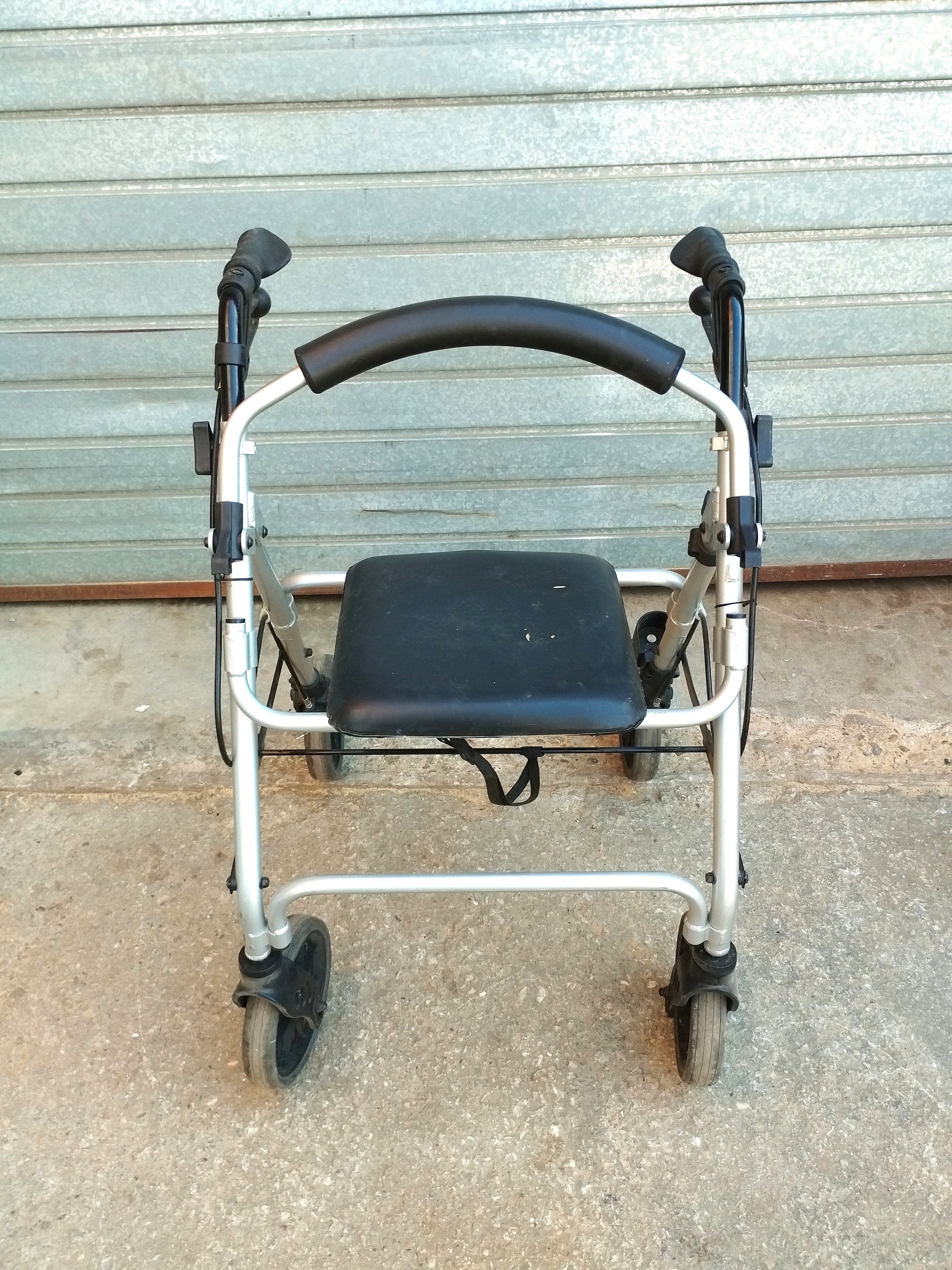 andador 4ruedas pleg alum 53-84_x51x63 1u